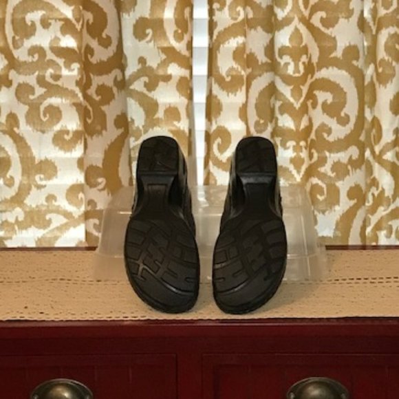 Born Clogs - Picture 3 of 3